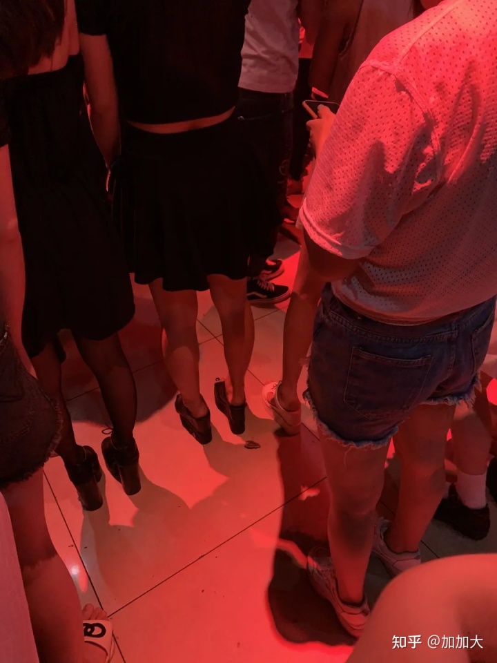 女生去酒吧做服务员好吗？工资是多少？(组图)