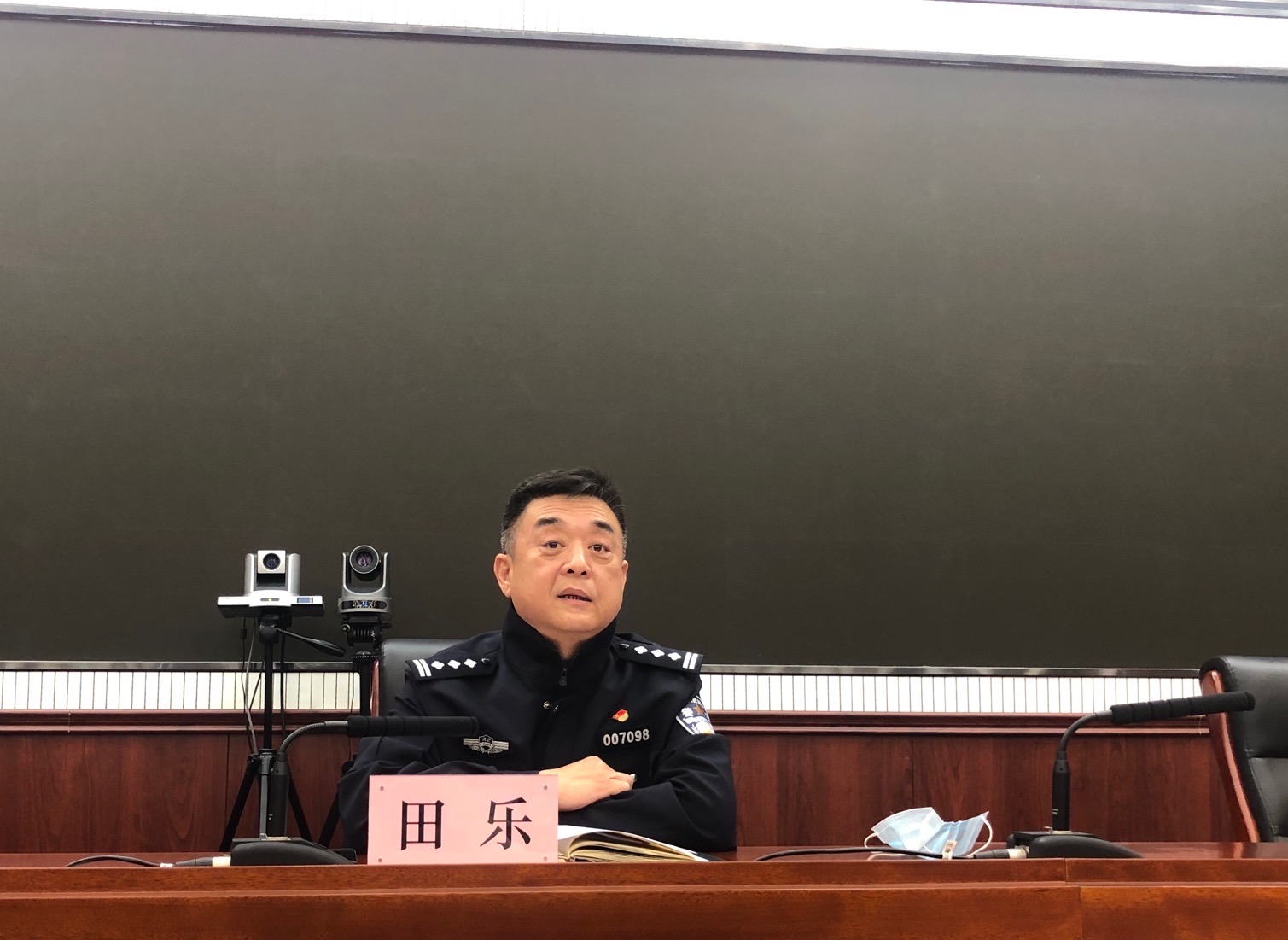 谁做过ktv女包房服务员_ktv包房**自述辛秘_ktv包房里的龌龊事