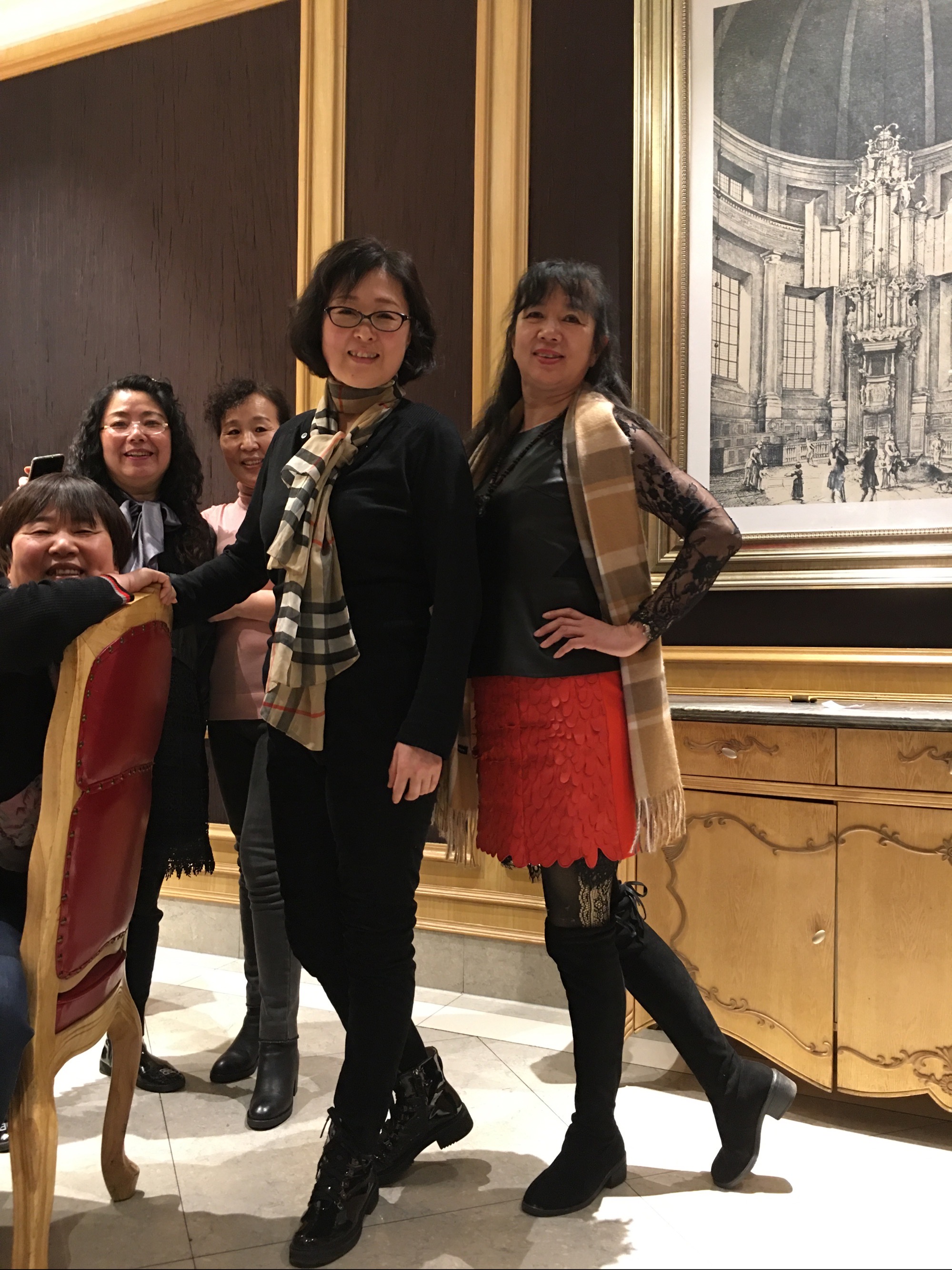 ktv包间服务员算不算犯法_谁做过ktv女包房服务员_包房女服务员是干嘛哎
